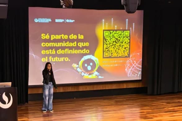 Ponencia en el auditorio de la UPC durante Nexo GameDev Perú, con el público en las butacas