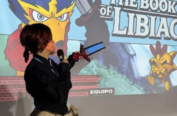 Una desarrolladora presenta The Book of Libiac ante la pantalla con el arte del juego